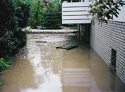 Das Hochwasserereignis vom 10. Mai 2002 hat einzelne Gebäude überflutet 