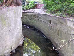 Der hydraulische Engpass ergibt aufgrund des beidseitigen Mauerwerkes und einer Gewässerbreite von 80 cm 